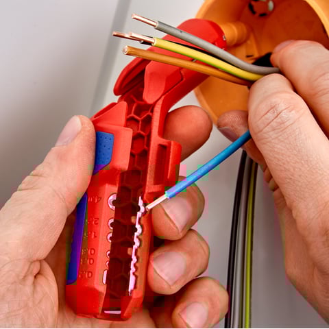 Knipex 16 95 01 SB ErgoStrip Universal Stripping Tool - Right Handed